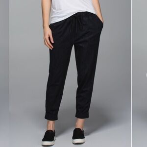 Lululemon EUC women’s 12 Jet Crop Desert Snake Deep Coal Black Loose Fit Pants